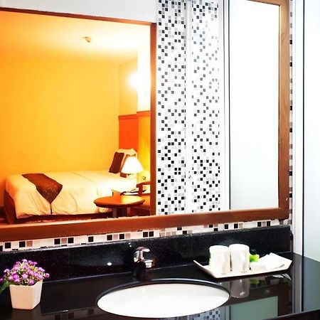 Nh Elegant Hotel Sakon Nakhon Dış mekan fotoğraf