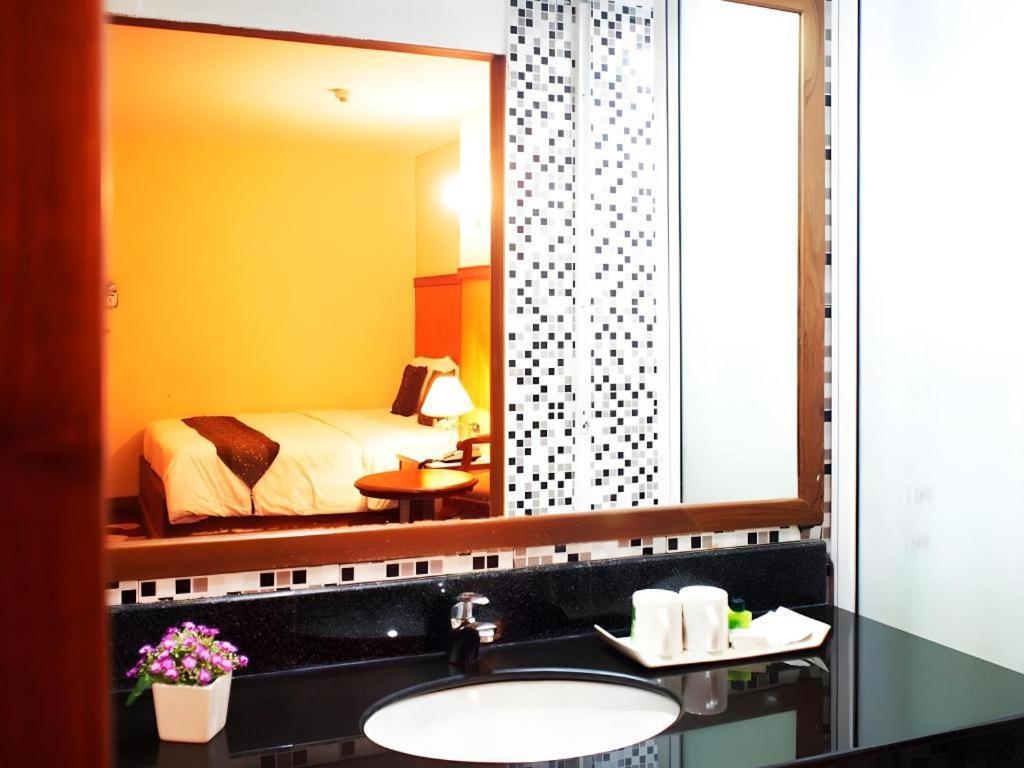 Nh Elegant Hotel Sakon Nakhon Dış mekan fotoğraf