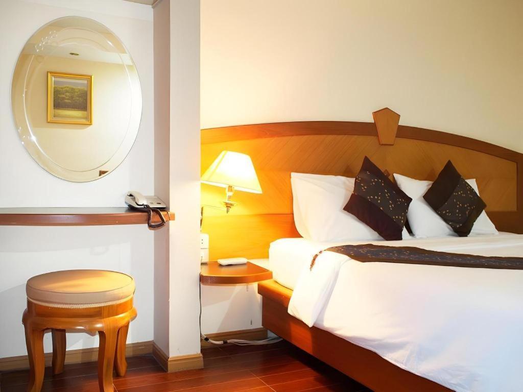 Nh Elegant Hotel Sakon Nakhon Dış mekan fotoğraf