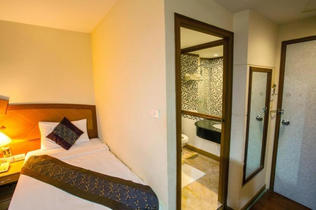 Nh Elegant Hotel Sakon Nakhon Dış mekan fotoğraf